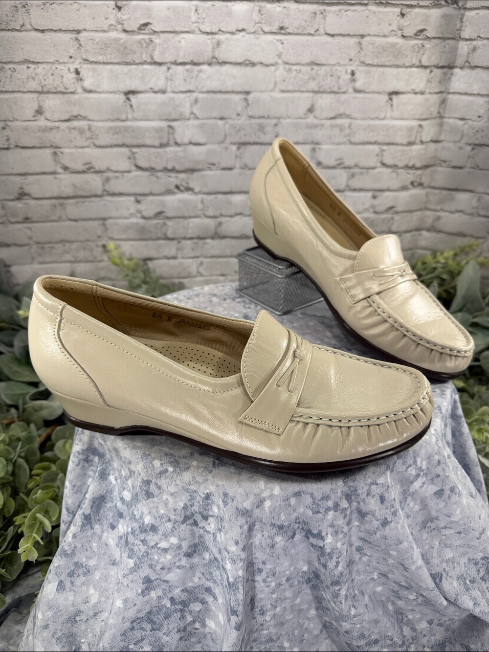 SAS “Simplify” Beige Leather Moc-Toe Casual Dress Low Heel Loafers WMS 8.5N